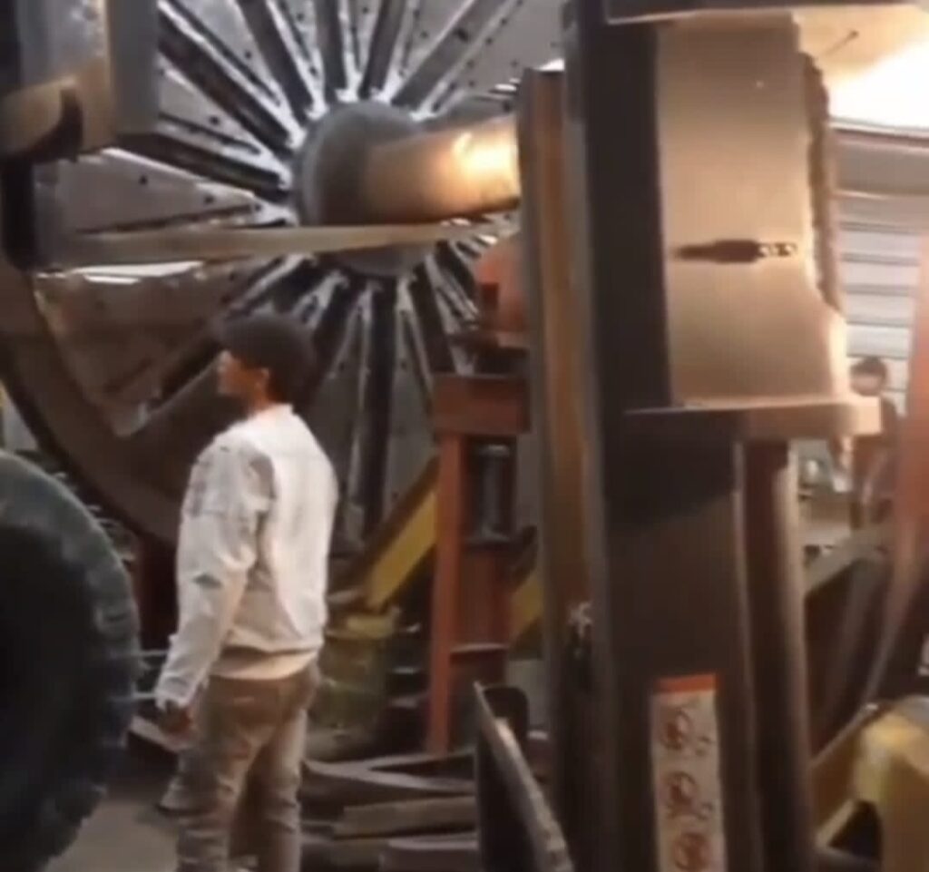 Warga Kampung RT 12 RW 05, Cikupa Induk, Kelurahan Sukamulya, Kecamatan Cikupa, Kabupaten Tangerang mengeluhkan keberadaan sebuah perusahaan yang berdiri di tengah-tengah pemukiman mereka.