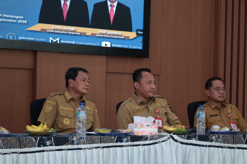 Bupati Tangerang Moch. Maesyal Rasyid (kiri) bersama Kepala Dinas Tenaga Kerja (Disnaker) Kabupaten Tangerang, Rudi Lesmana